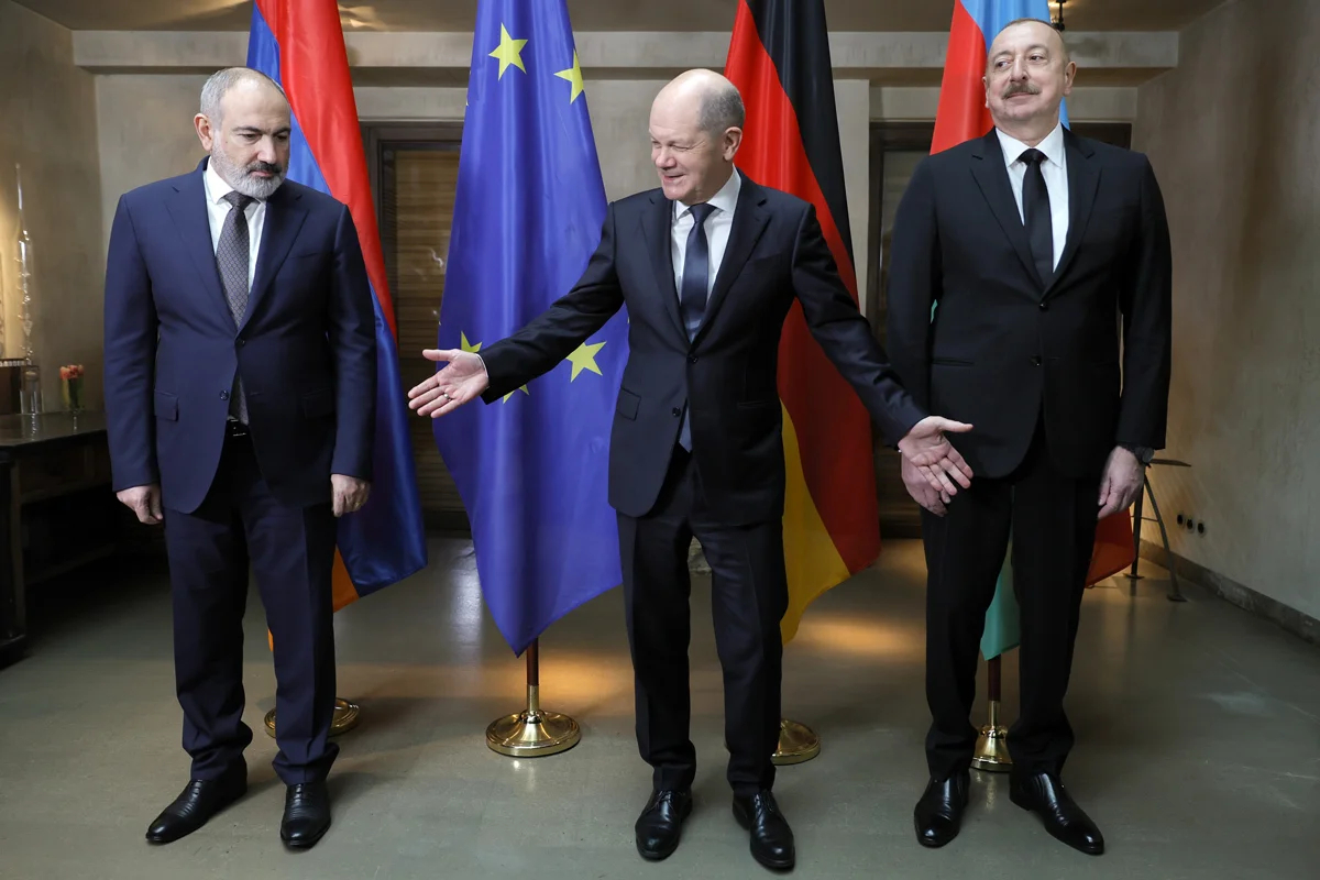 Премьер-министр Армении Никол Пашинян (слева), канцлер Германии Олаф Шольц (в центре) и президент Азербайджана Ильхам Алиев (справа) во время трехсторонних переговоров на Мюнхенской конференции по безопасности, Германия, 17 февраля 2024 года. Фото: Ronald Wittek / EPA-EFE