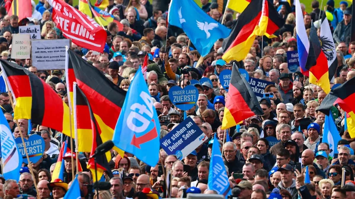 Supporters of the populist far-right Alternative für Deutschland party protest in front of the Reichstag building in Berlin, Germany, 8 October 2022. Photo: Hannibal Hanschke / EPA-EFE