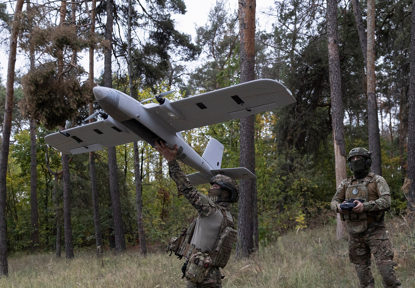 Украинские военнослужащие 22-й механизированной бригады готовят беспилотник «Эвенджер» к полету в неустановленном месте вблизи линии фронта в Харьковской области, на северо-востоке Украины, 24 сентября 2025 года. Фото: Yevhen Titov / EPA