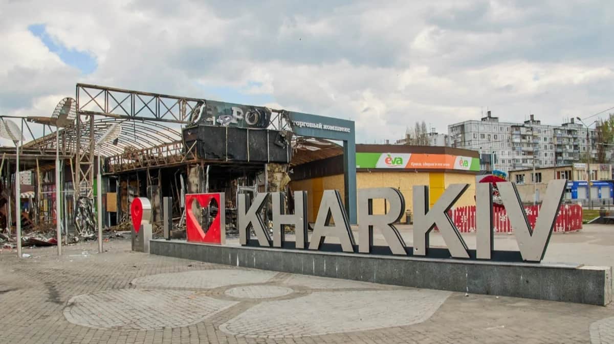 Поврежденные в результате обстрела павильоны рынка и надпись "Я люблю Харьков" на Салтовке в Харькове, Украина, 22 апреля 2022 года. Фото: Сергей Козлов / EPA-EFE