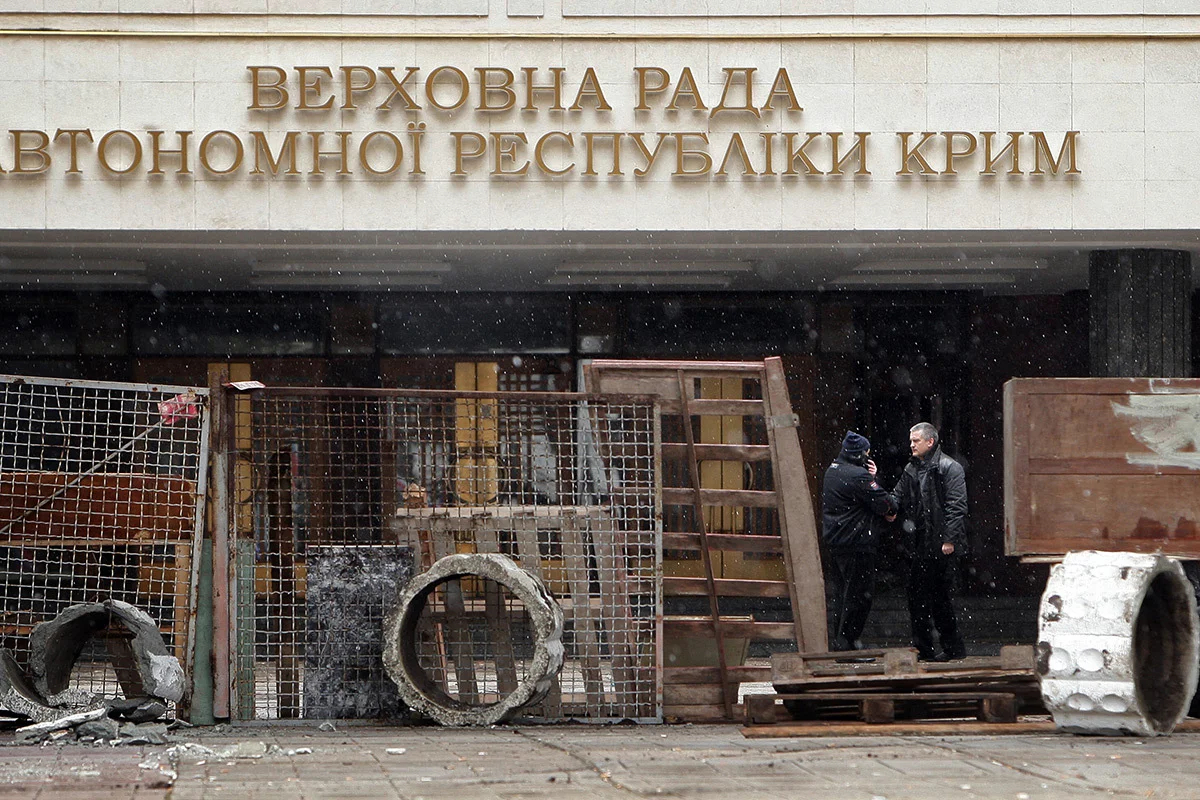 Баррикады, построенные пророссийскими активистами, перед зданием парламента автономии Крыма в Симферополе, Украина, 27 февраля 2014 года. Фото: Артур Шварц / EPA