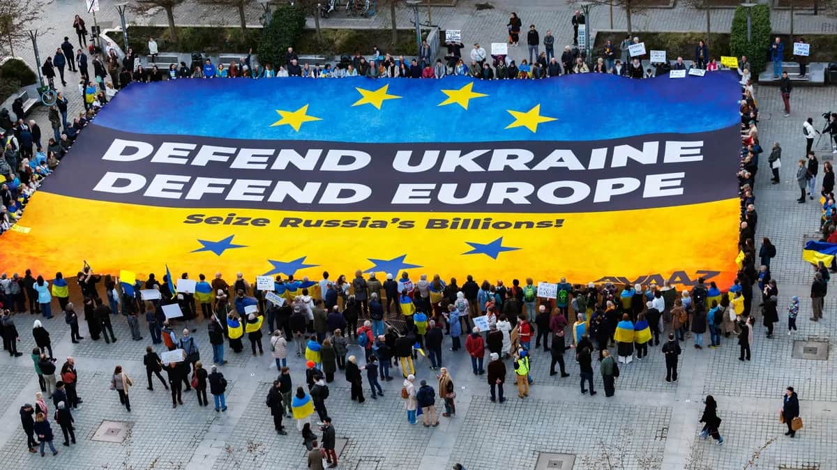 Activists display a 500-square-metre banner in support of Ukraine in Brussels, 6 March 2025. Photo: EPA-EFE / OLIVIER MATTHYS