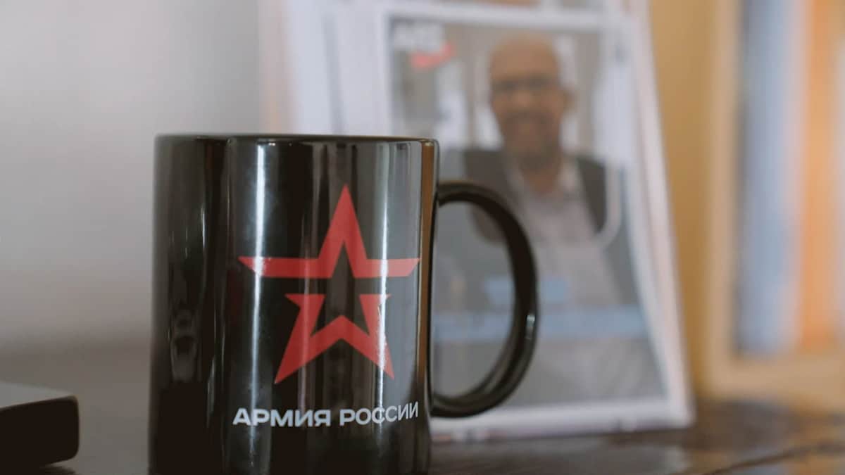В офисе одного из лидеров «АдГ» заметили кружку «Армия России»