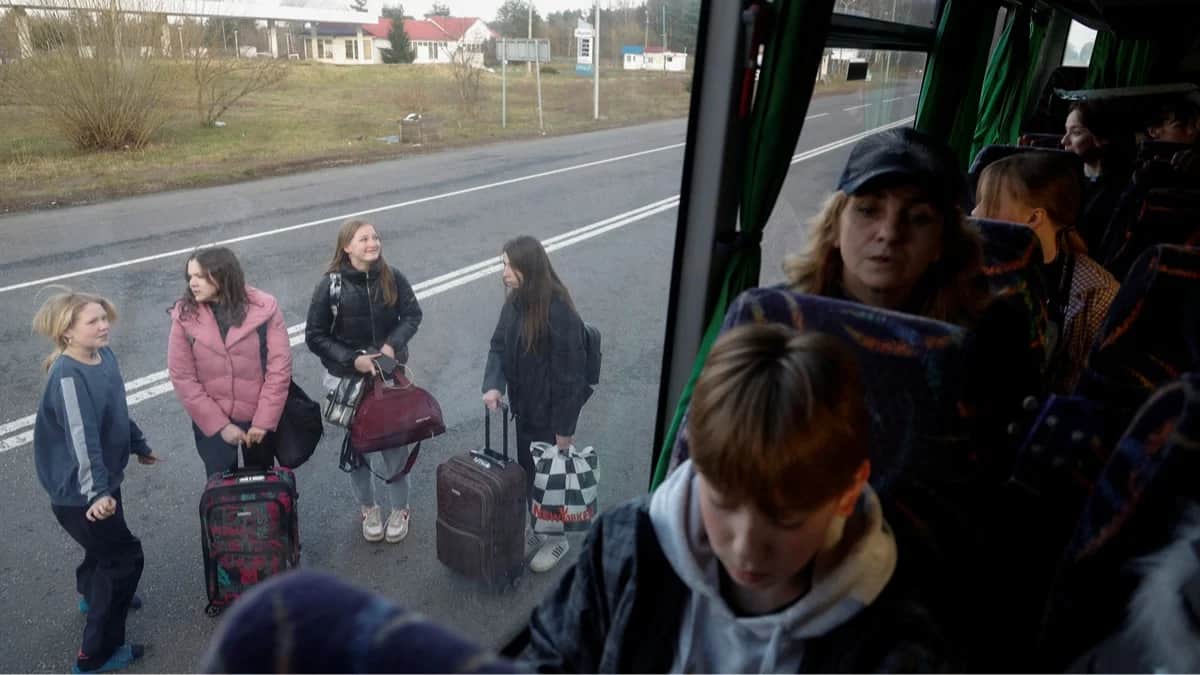 Дети, находившиеся в организованных Россией летних лагерях и вывезенные с неподконтрольных территорий, ждут посадки в автобус после возвращения в Украину через границу с Беларусью, Волынская область, 7 апреля 2023 года. Фото: Valentyn Ogirenko / Reuters / Scanpix / LETA