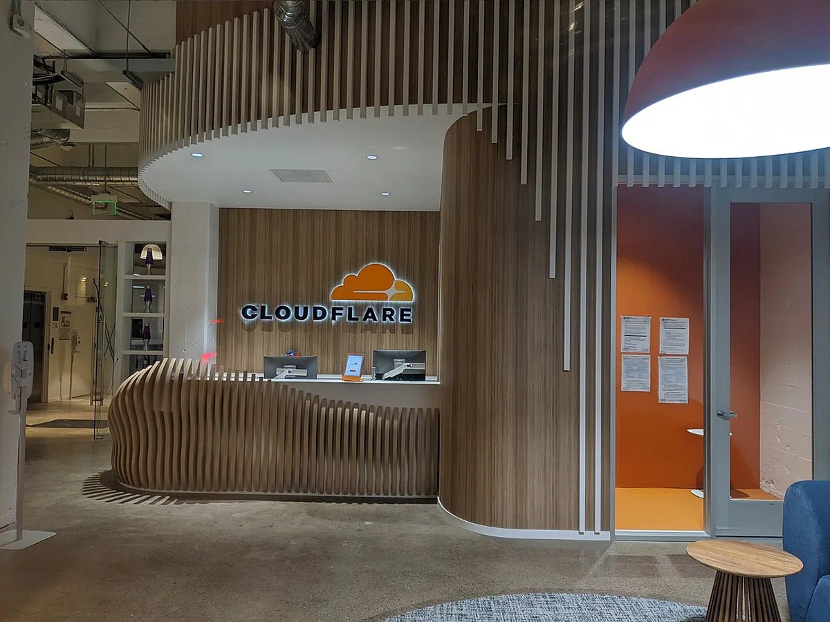 Вход в офис Cloudflare на Таунсенд-стрит, 101 в Сан-Франциско. Фото: Wikimedia