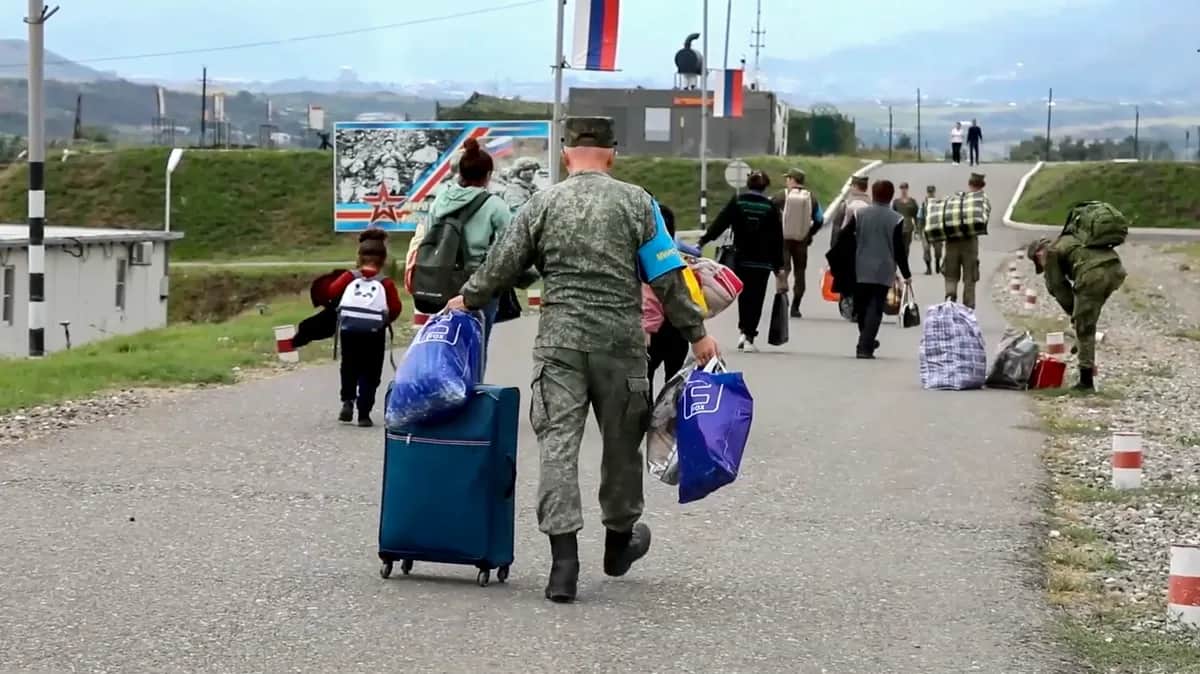 Мирные жители прибывают в лагерь российских миротворцев под Степанакертом, Нагорный Карабах, 21 сентября 2023 года. Фото: EPA-EFE
