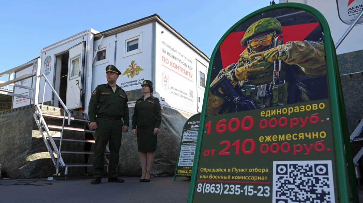 Мобильный пункт набора на военную службу на выставке трофейного вооружения в Ростове-на-Дону, 14 сентября 2024 года. Фото: Сергей Пивоваров / Reuters / Scanpix / LETA