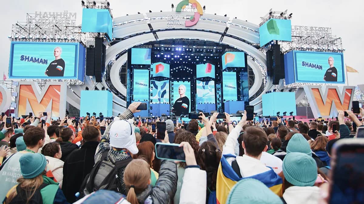 Певец SHAMAN выступает на сцене Всемирного Фестиваля Молодежи в Сочи, 6 марта 2024. Фото:&nbsp;<a target="_blank" data-stringify-link="http://fest2024.ru" data-sk="tooltip_parent" href="http://fest2024.ru/" rel="noopener noreferrer">fest2024.ru</a>