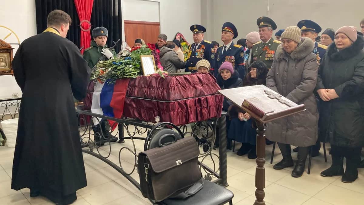 Отпевание в морге Новокуйбышевска. Фото: Ирина Купряхина, для «Новой газеты Европа»