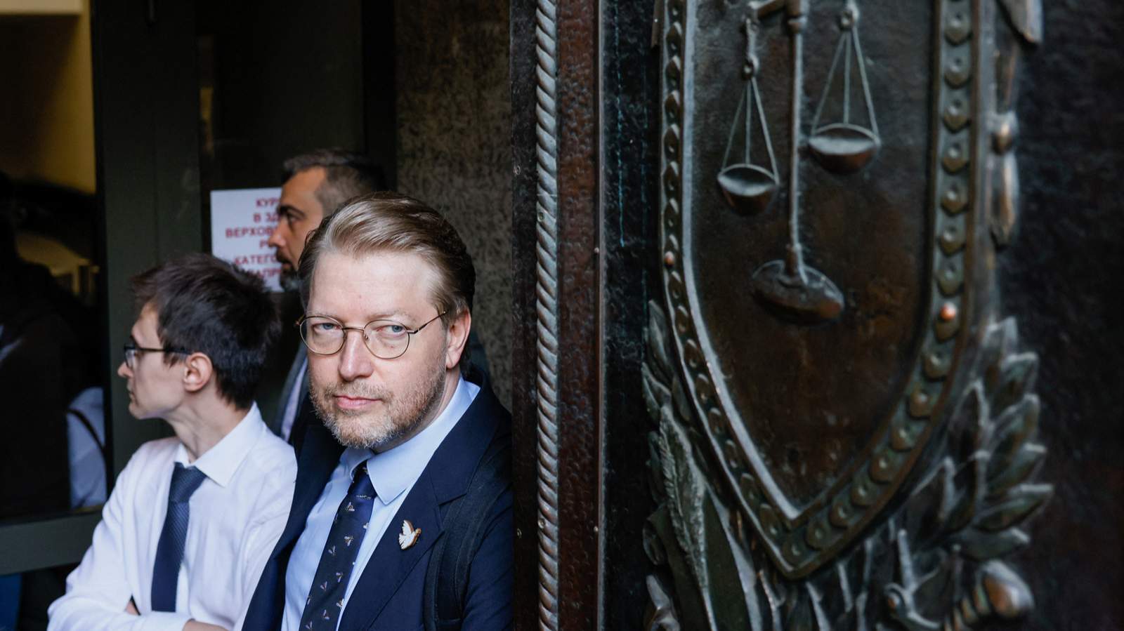 Председатель партии «Яблоко» Николай Рыбаков перед началом рассмотрения апелляции в Верховном суде. Москва. 17 августа 2026 года. Фото: Юлия Морозова / Reuters / Scanpix / LETA<br>