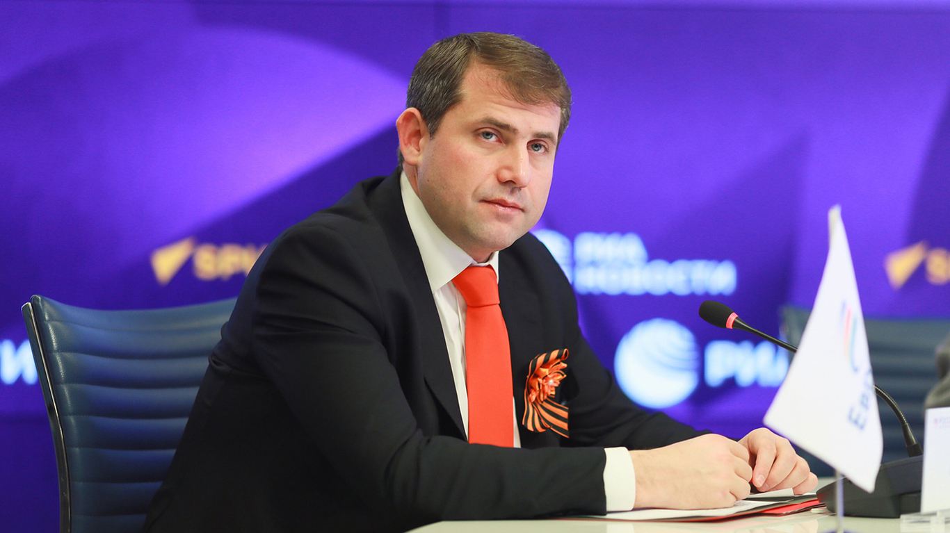 «Коррумпирует всех, кого видит»