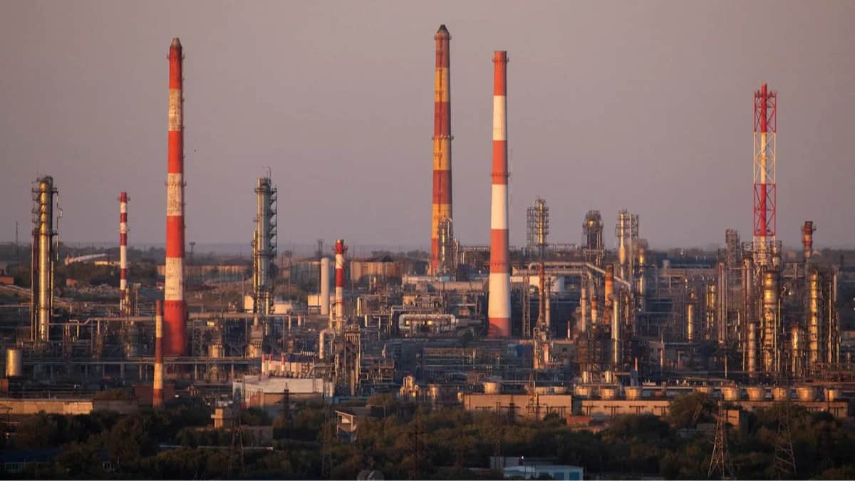 Вид нефтеперерабатывающего в Орске, Оренбургская область, 28 августа 2025 года. Фото: AFP / Scanpix / LETA