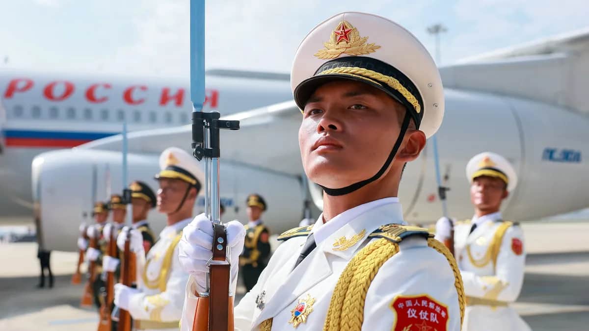 Vladimir Putin is greeted by a Chinese honour guard at Binhai International Airport in Tianjin, China, 31 August 2025. Photo: EPA / Vladimir Smirnov / Sputnik / Kremlin pool