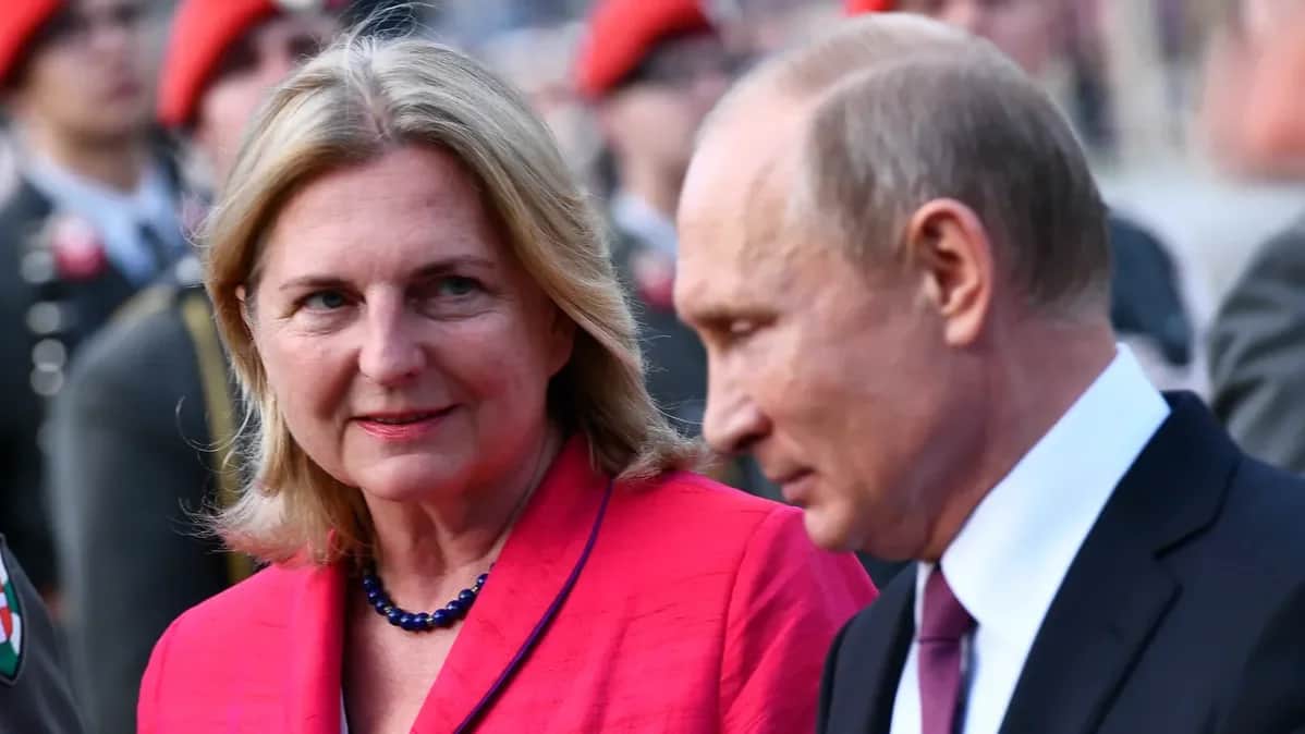 Former Austrian Foreign Minister Karin Kneissl and Vladimir Putin visit the monument to Soviet soldiers in Vienna, 2018. Photo: EPA-EFE / CHRISTIAN BRUNA