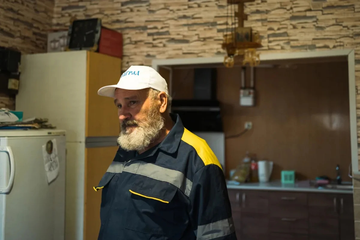 Павел Бондарев в своем доме. Фото: Елена Калиниченко / <a data-sk="tooltip_parent" data-stringify-link="http://hromadske.ua" href="http://hromadske.ua/" rel="noopener noreferrer" target="_blank">hromadske.ua</a>