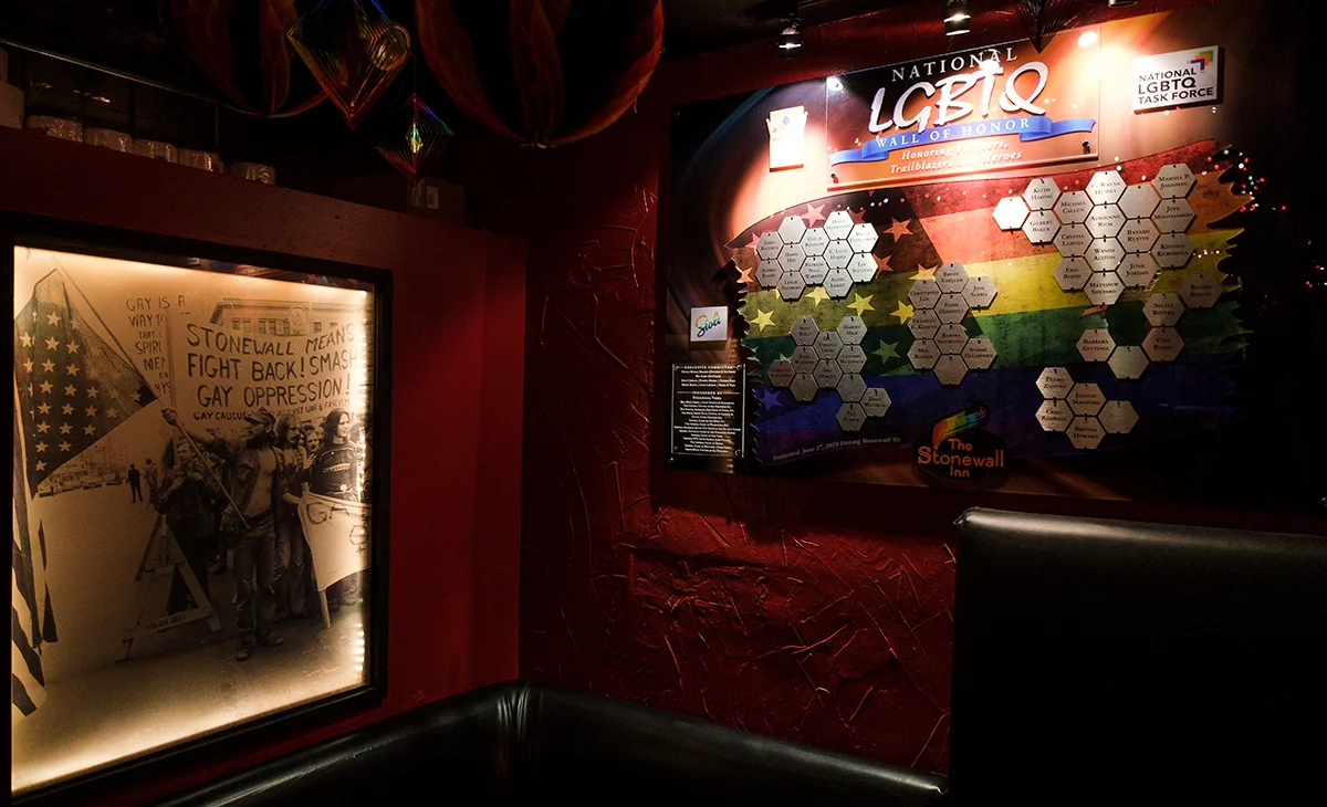 Вид на ЛГБТ-стену почета, которая была установлена в задней части отеля Stonewall Inn перед мероприятием, посвященным 50-летию восстания в Stonewall Inn в Нью-Йорке, 28 июня 2019 года. Фото: Justin Lane / EPA