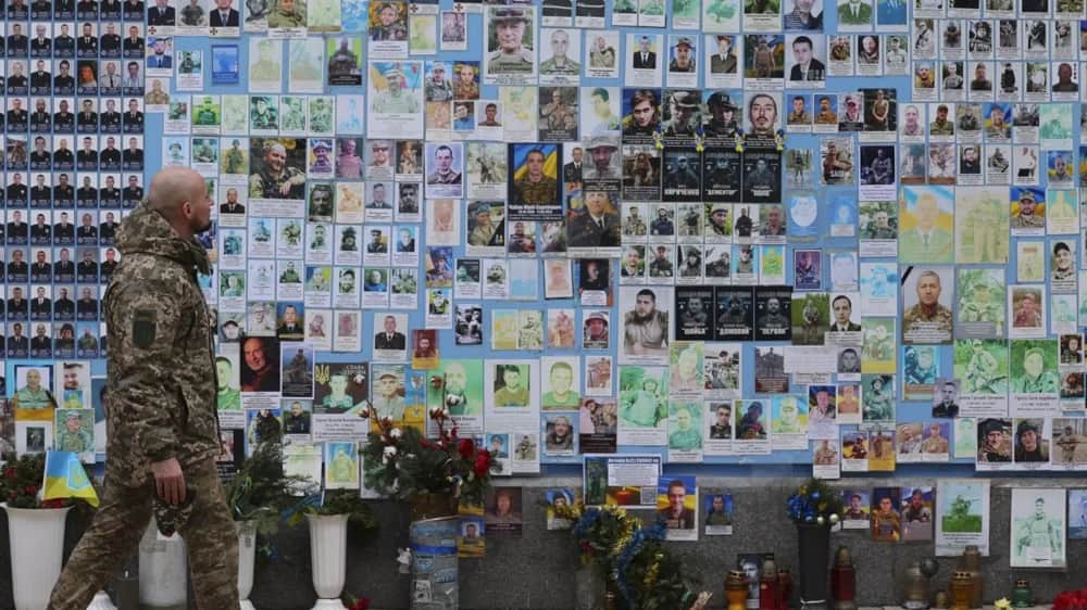 A soldier walks along a memorial to fallen Ukrainian soldiers near Mykhailivska Square, in Kyiv, Ukraine, 04 February 2024. Photo: EPA-EFE/ANTONIO COTRIM