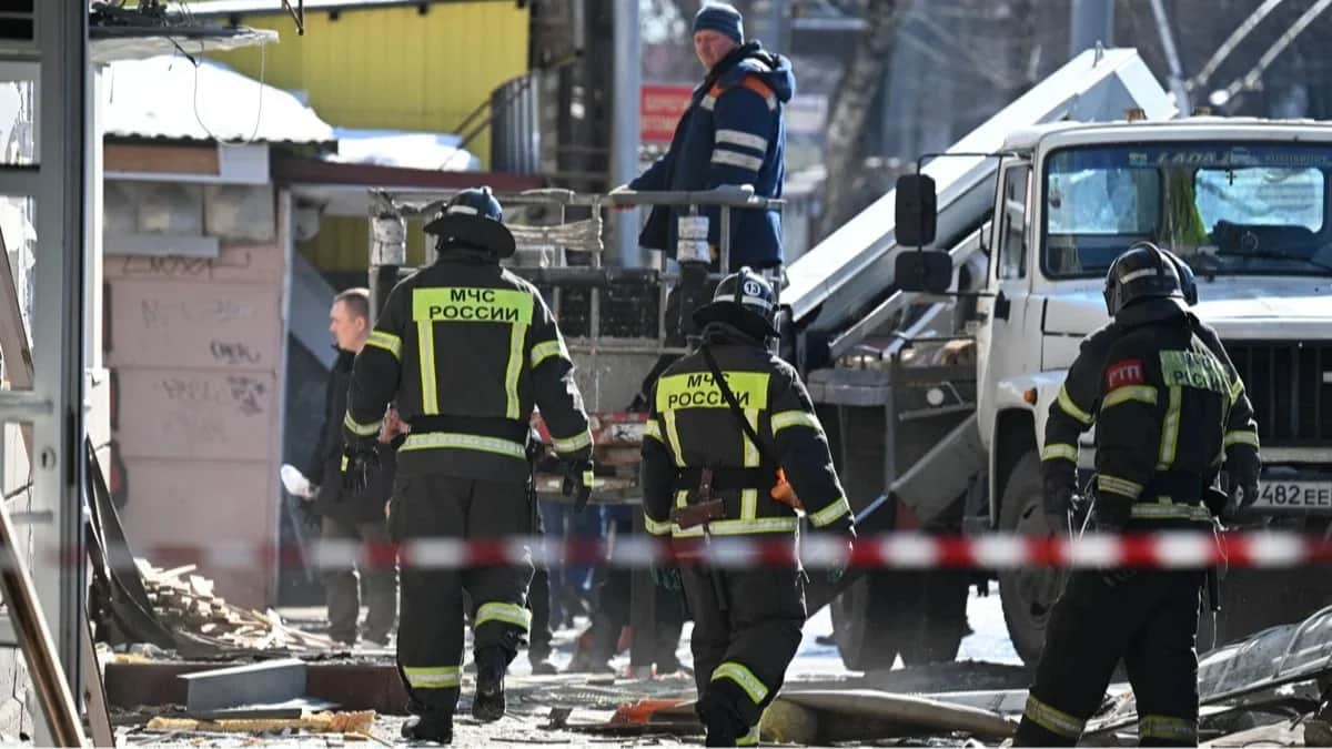 Russian first responders at the scene of a damaged apartment block in the western Russian city of Bryansk, 11 March 2026. Photo: Maxim Blinov / Sputnik / Imago Images / Scanpix / LETA
