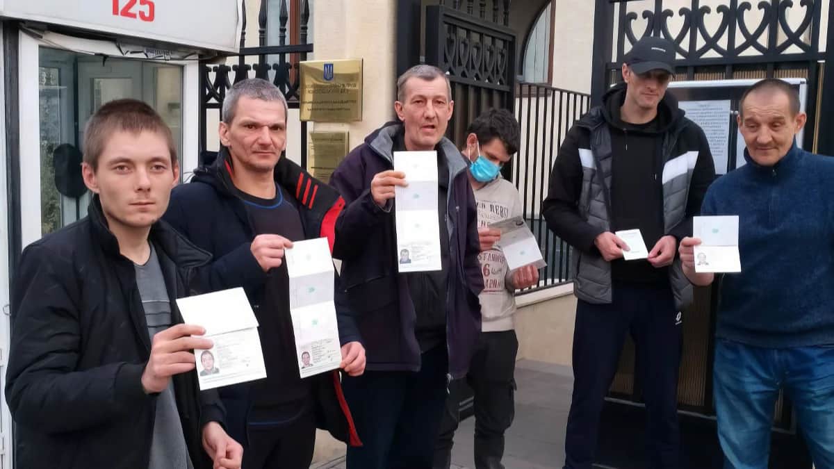 Бывшие заключенные с «белыми паспортами» возле посольства Украины в Тбилиси. Фото из соцсетей
