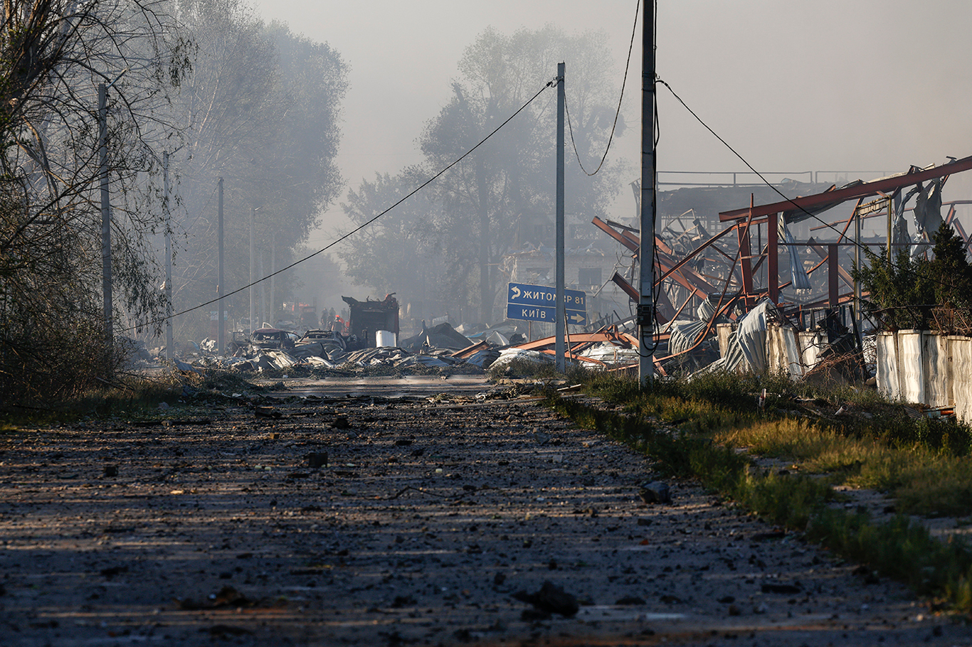 Вид на улицу после удара российского беспилотника по складским помещениям в селе Мила под Киевом. Украина. 29 августа 2026 года. Фото: Mykola Tymchenko / EPA