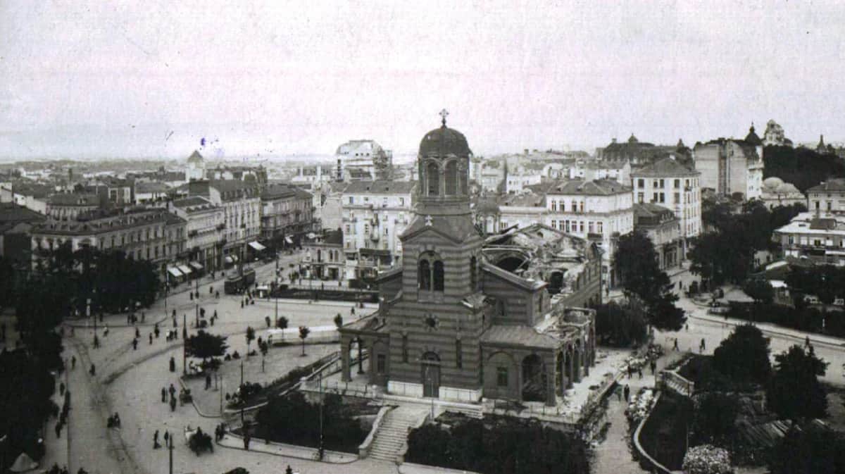 Вид на собор «Святая Неделя» в Софии после взрыва, 1926 год. Фото:&nbsp;Bulgarian Archives State Agency /&nbsp;<a target="_blank" data-stringify-link="https://commons.wikimedia.org/wiki/File:BASA-1577K-1-61-14-Sofia,_Bulgaria.JPG?uselang=ru" data-sk="tooltip_parent" href="https://commons.wikimedia.org/wiki/File:BASA-1577K-1-61-14-Sofia,_Bulgaria.JPG?uselang=ru" rel="noopener noreferrer">Wikimedia</a>