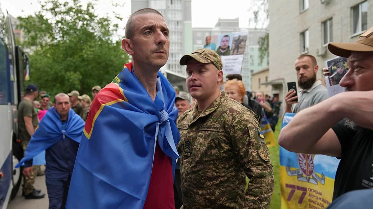 Украинцы приветствуют военнопленных после обмена пленными в неизвестном месте, 24 мая. Фото: EPA-EFE
