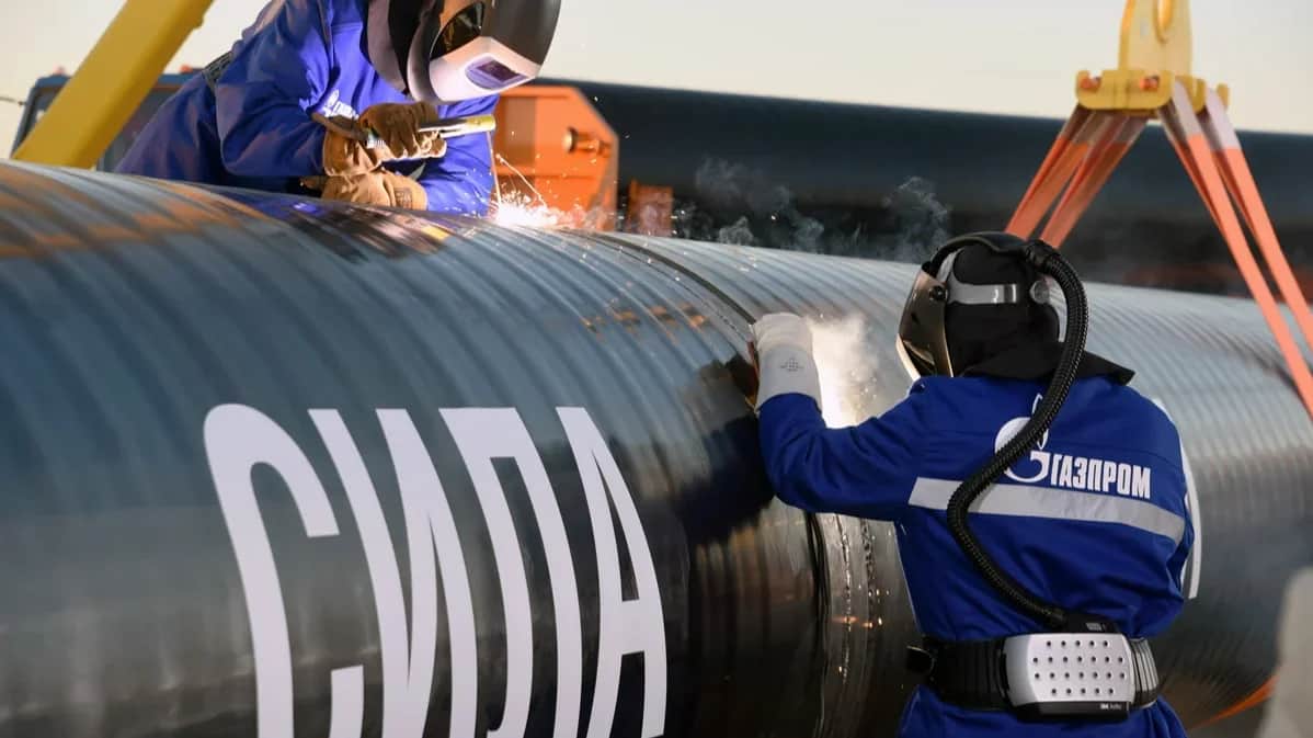 Welders connect the first part of the Power of Siberia gas pipeline in Yakutia, 1 September 2014. Photo: Dmitry Azarov / Kommersant / Sipa USA / Vida Press