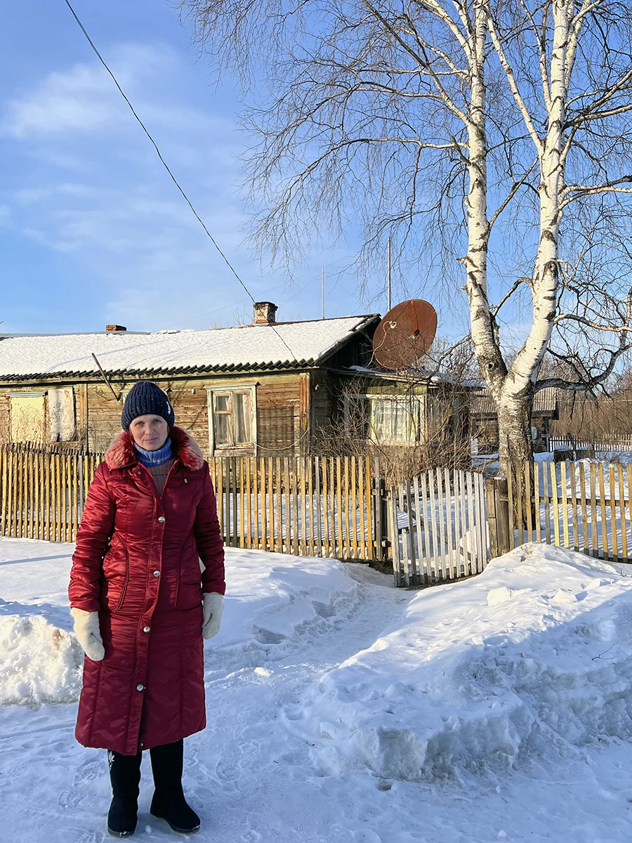 Светлана Полякова возле своего дома. Фото: Ирина Кравцова / «Новая газета Европа»