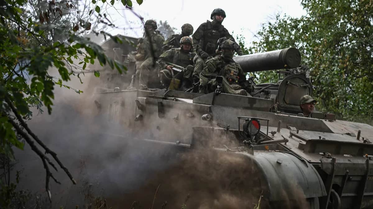 Российские военнослужащие едут на самоходном миномёте «Тюльпан», Украина, 3 сентября 2024 года. Фото: Сергей Бобылев / Спутник / Imago Images / Scanpix / LETA