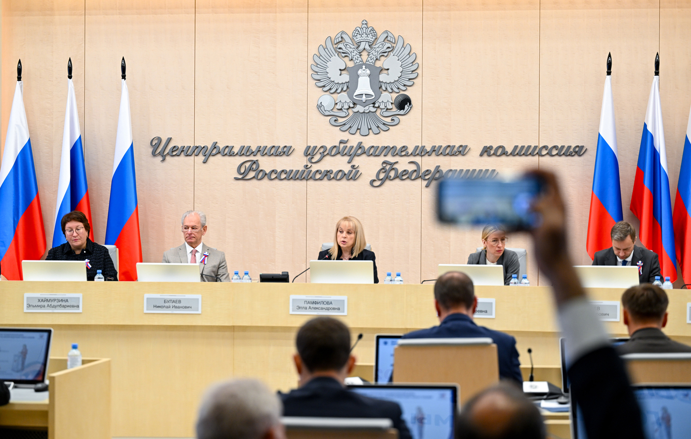 Председатель Центральной избирательной комиссии РФ Элла Памфилова (в центре) объявляет данные о явке на выборах во время пресс-конференции. Москва. 21 сентября 2026 года. Фото: Feng Kaihua / Xinhua / ZUMA Press / Scanpix / LETA