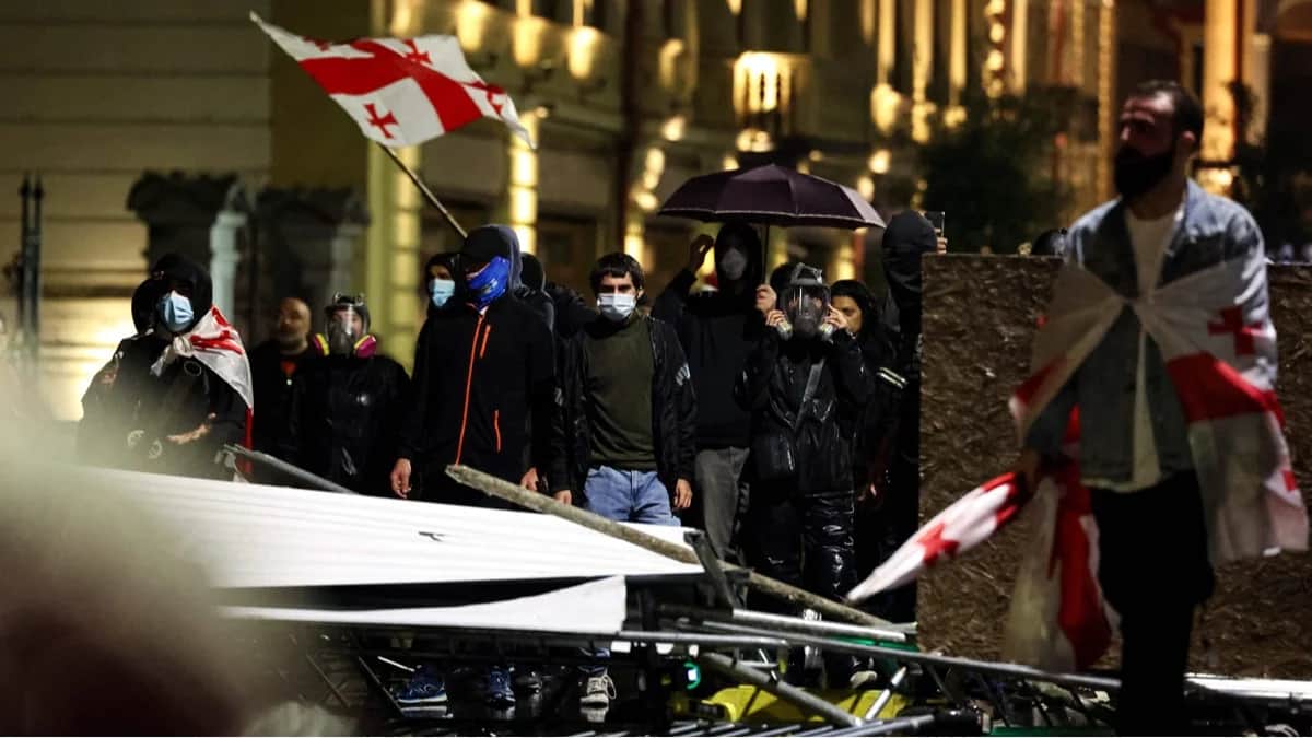 <span>Протестующие сталкиваются с силовиками во время митинга в центре Тбилиси, Грузия, 4 октября 2025 года. Фото: Giorgi Arjevanidze / AFP / Scanpix / LETA</span>