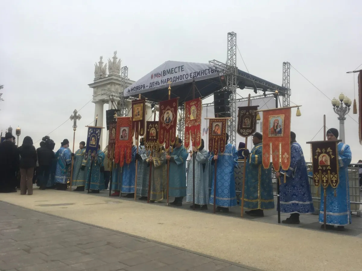 Сцена на набережной. Фото: Ирина Купряхина, для «Новой газеты Европа»