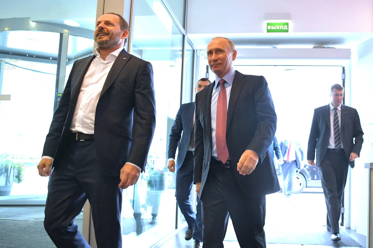 Аркадий Волож проводит Владимиру Путину экскурсию по офису «Яндекса» в Москве, 21 сентября 2017 года. Фото: <a data-sk="tooltip_parent" data-stringify-link="http://kremlin.ru/events/president/news/55674/photos/50415" href="http://kremlin.ru/events/president/news/55674/photos/50415" rel="noopener noreferrer" target="_blank">Kremlin</a>