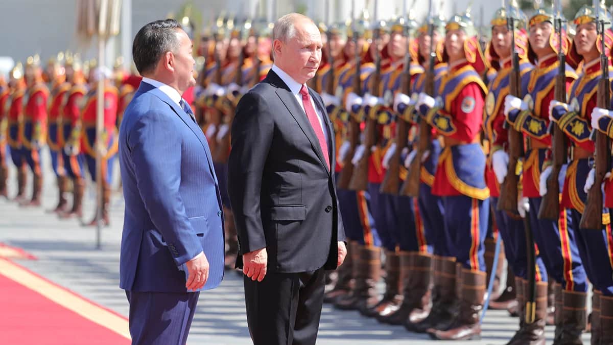 Владимир Путин и президент Монголии Халтмаагийн Баттулга во время церемонии приветствия в Улан-Баторе, Монголия, 3 сентября 2019 года. Фото: Михаил Климентьев / EPA-EFE /SPUTNIK
