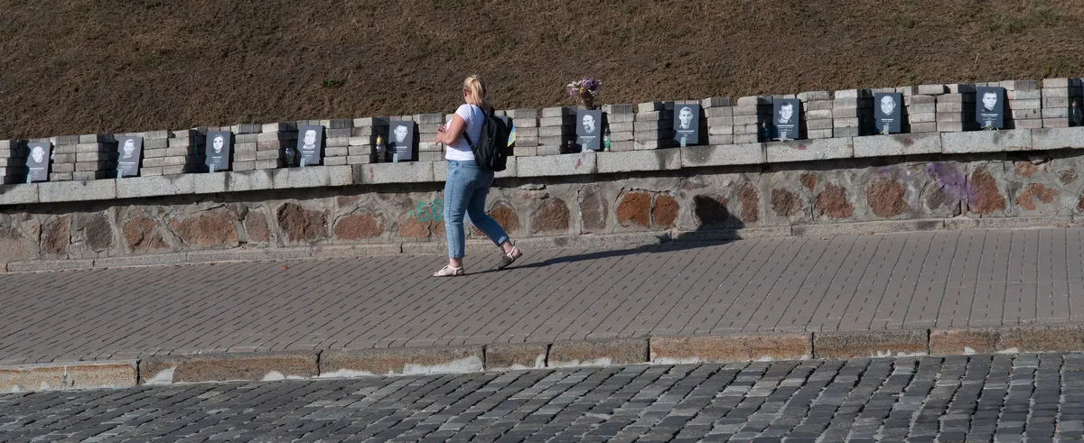 Аллея Небесной Сотни — тех, кто погиб на Майдане во время революции достоинства в 2014 году. Киев, 24 августа 2022 г. Фото: Йенс Альструп, специально для «Новой газеты. Европа»