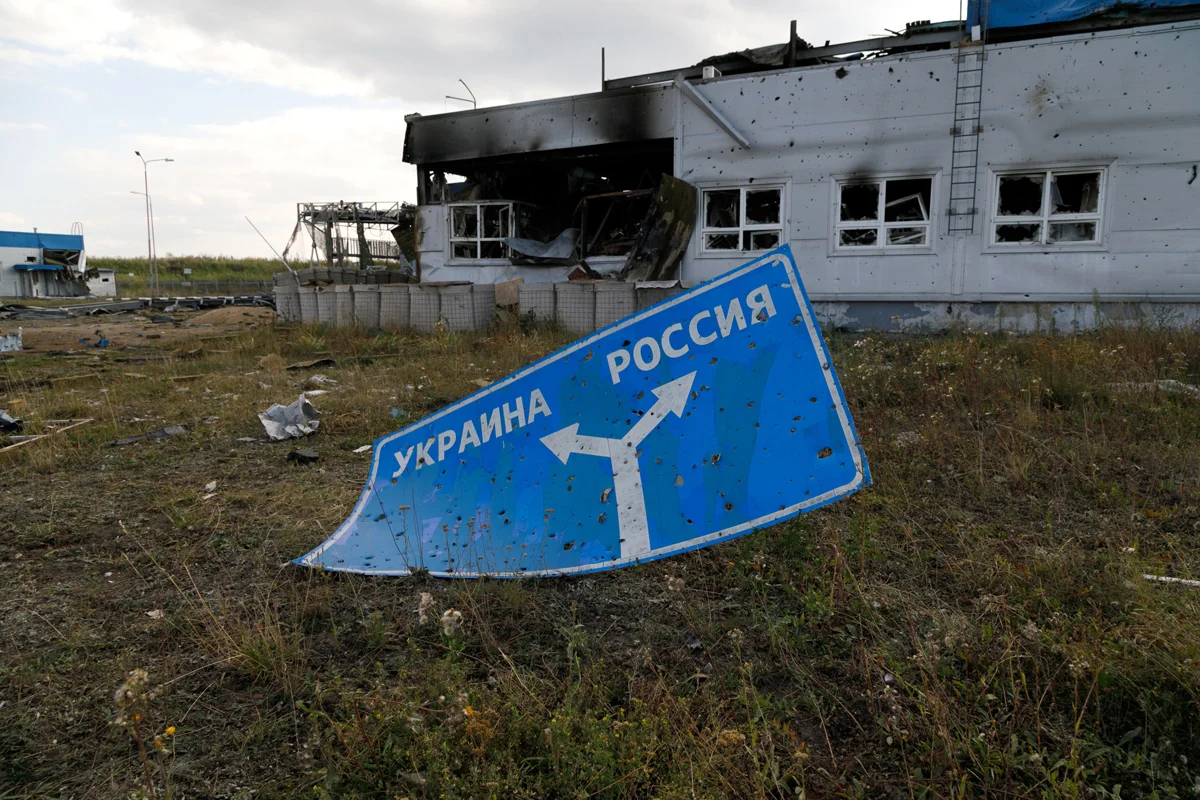 Дорожный указатель около автомобильного пункта пропуска «Суджа» в Курской области, 16 августа 2024 года. Фото: Кирилл Чуботин / Укринформ / Sipa USA