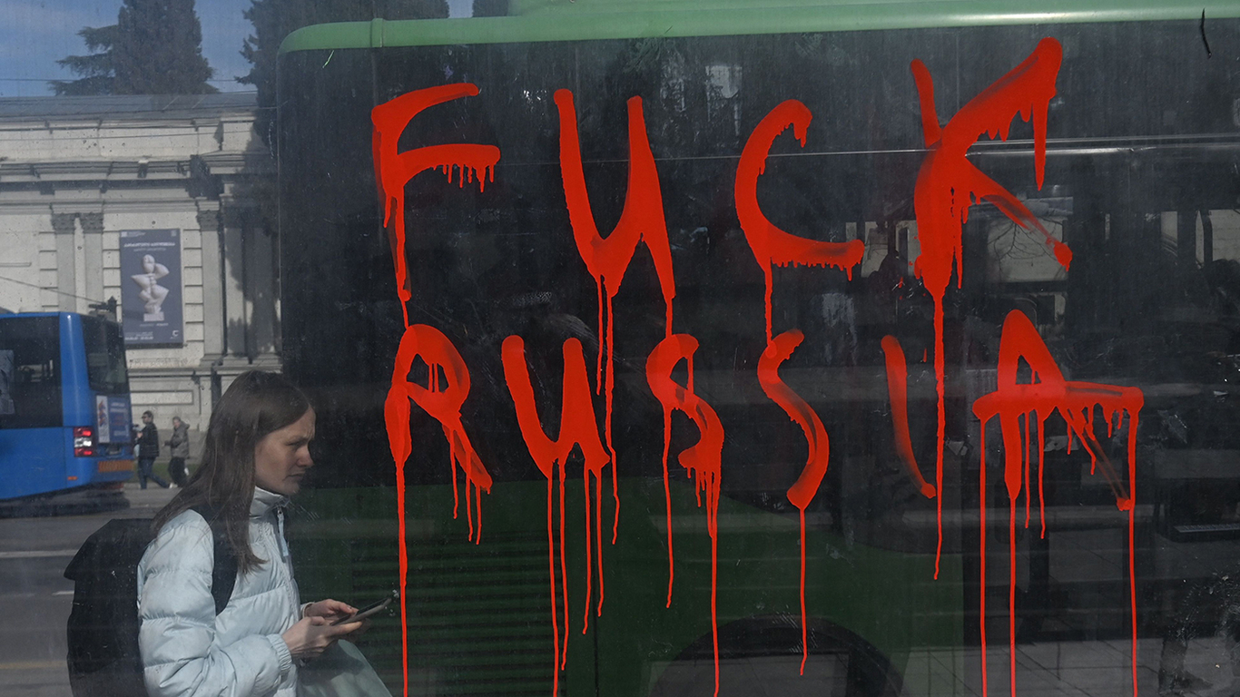 Антироссийская демонстрация у здания парламента Грузии в Тбилиси 8 марта 2023 года. Фото: Vano Shlamov / AFP / Scanpix / LETA