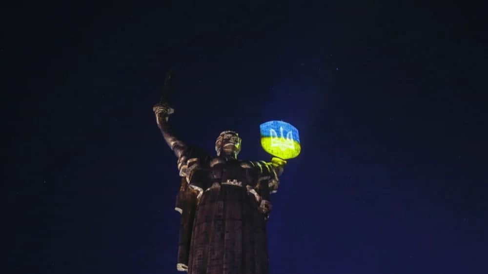 Монумент «Родина-мать» в Киеве на 1000 дней войны. Фото: EPA-EFE/SERGEY DOLZHENKO