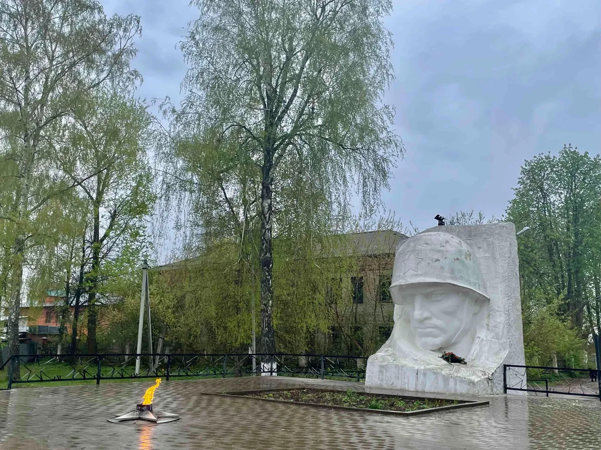 Мемориальный сквер неподалеку от автостанции. За ним — заброшенное здание. Фото: «Новая газета Европа»