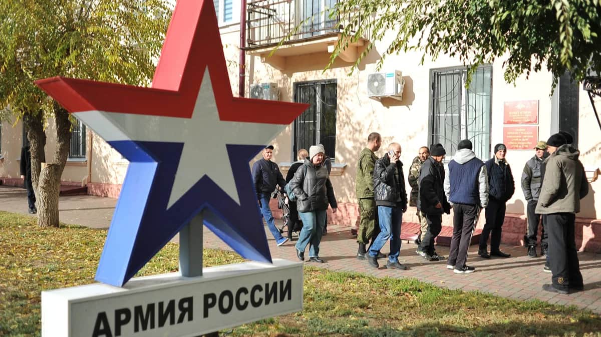 Добровольцы, подписавшие контракт с Минобороны России, у пункта отбора на военную службу в Тамбове, 31 октября 2024 года. Фото: Алексей Сухоруков / Спутник / Imago Images / Scanpix / LETA
