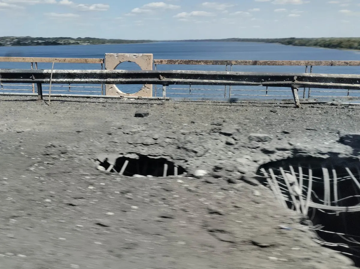 Дыры в Антоновском мосту. Фото: Елена Бондарь