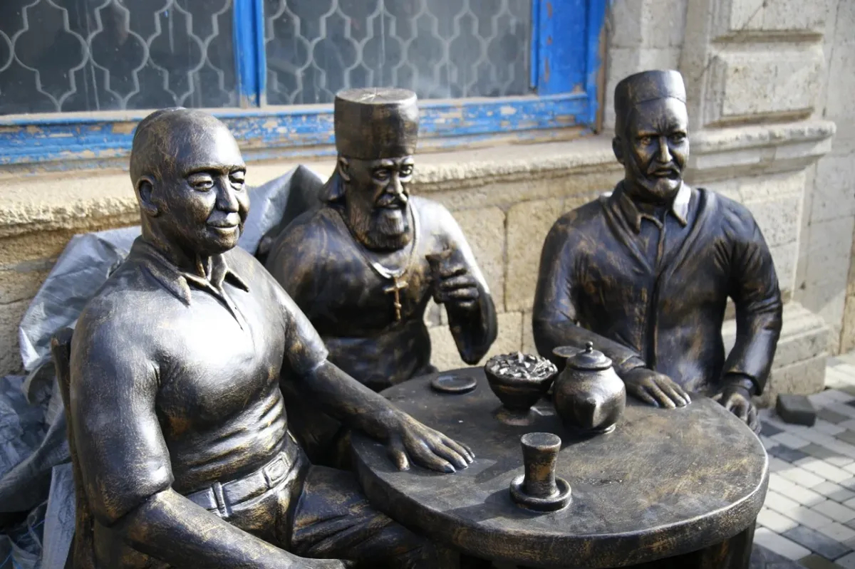 Памятник дружбы трех религий в Дербенте. Фото: <a href="https://derbenttourism.ru/%D0%BF%D0%B0%D0%BC%D1%8F%D1%82%D0%BD%D0%B8%D0%BA-%D0%BF%D0%B5%D1%80-%D0%BA%D0%B0%D0%B7%D0%B5%D0%BC-%D0%B1%D0%B5%D0%BA%D0%B0/">Дилара Амирова</a> 