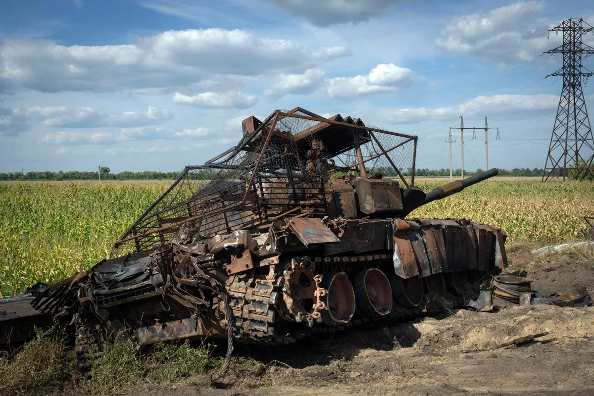 A destroyed Russian tank with anti-drone defences near Sudzha, Kursk region, Russia, 16 August 2024. Photo: AP Photo / Scanpix / LETA