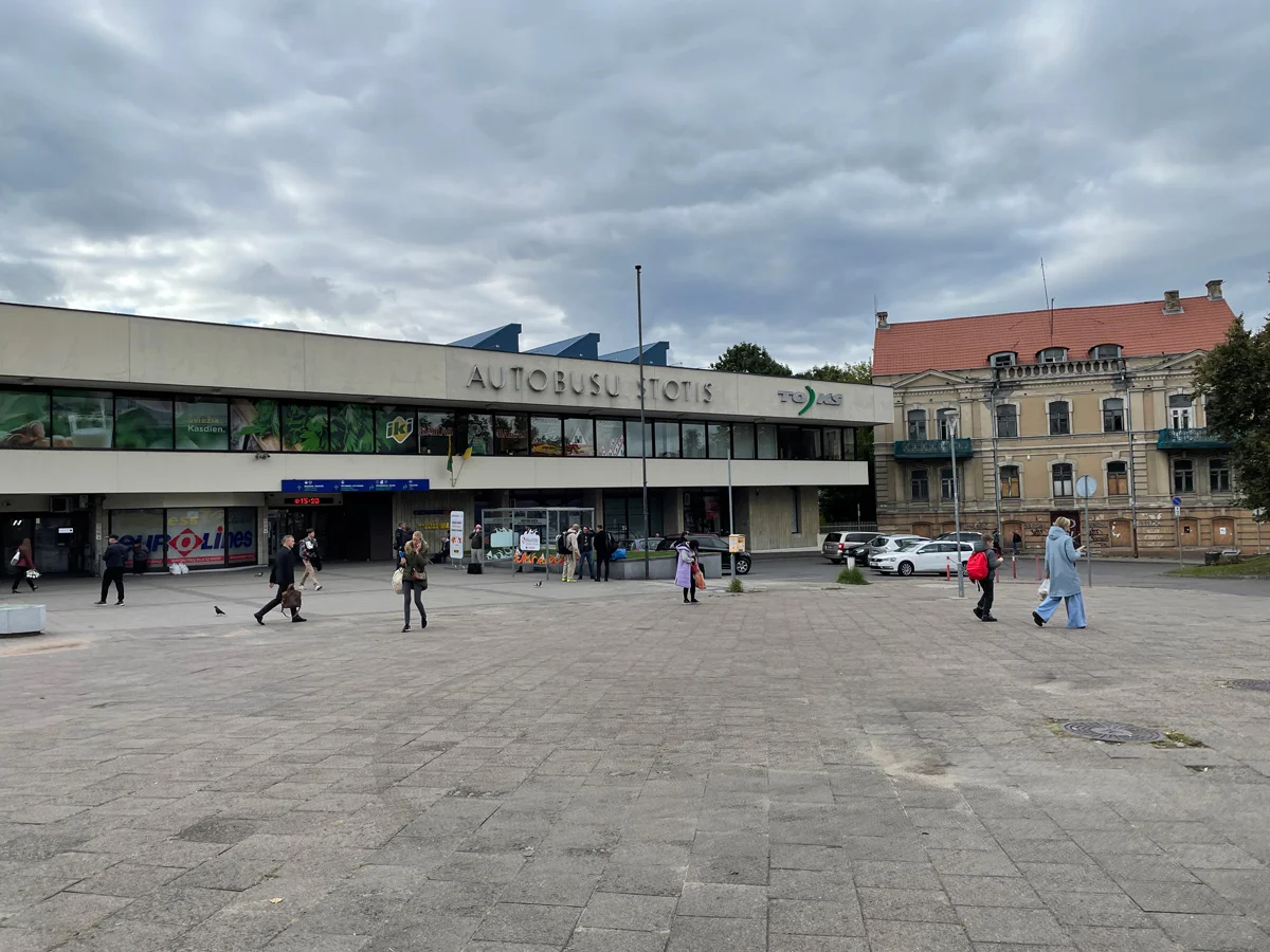 Автовокзал Вильнюса, 2022 год. Фото: Ypsilon from Finland / <a data-sk="tooltip_parent" data-stringify-link="https://en.m.wikipedia.org/wiki/File:Vilnius_bus_station_September_2022.jpg" href="https://en.m.wikipedia.org/wiki/File:Vilnius_bus_station_September_2022.jpg" rel="noopener noreferrer" target="_blank">Wikimedia</a>