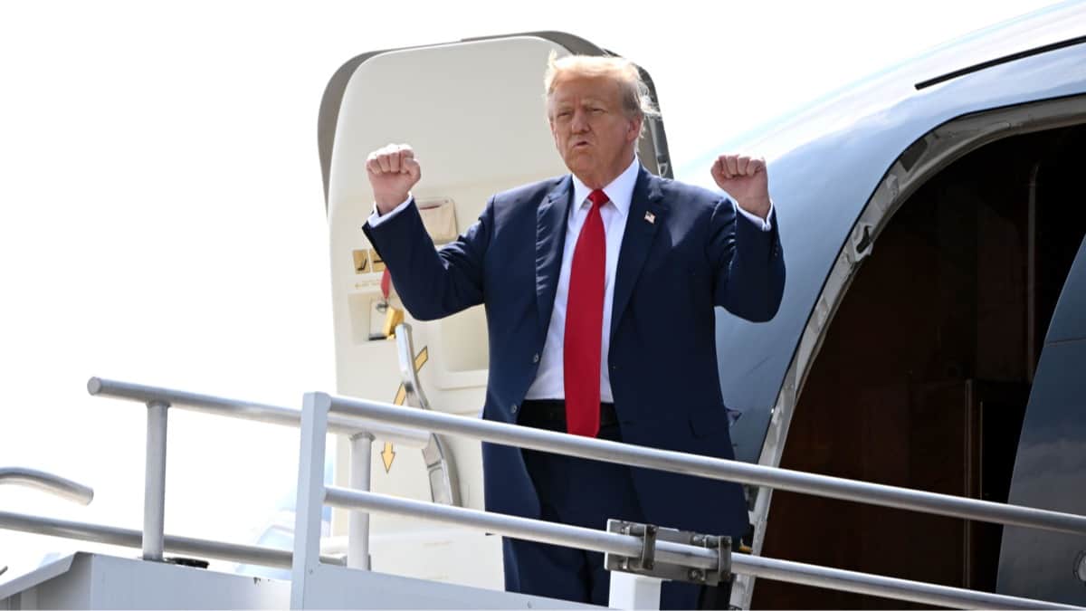 Дональд Трамп выходит из самолета в международном аэропорту Хартсфилд-Джексон в Атланте, штат Джорджия, США, 10 апреля 2024 года. Фото: Edward M. Pio Roda / EPA<br>