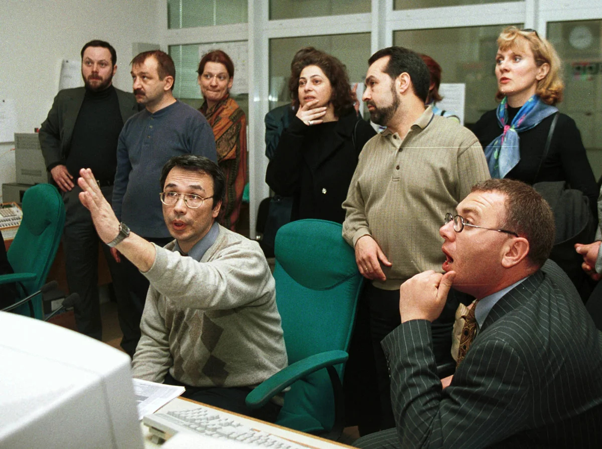 Сотрудники НТВ, протестующие против изменений в руководстве, смотрят прямую трансляцию, Москва, 14 апреля 2001 года. Фото: Таня Макеева / KRT / Sipa USA / Vida Press