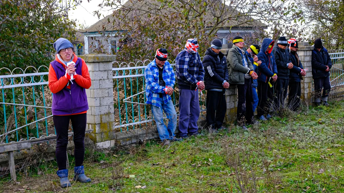Люди, арестованные в Херсоне по обвинению в сотрудничестве с российскими властями. Фото: Stringer/Getty Images
