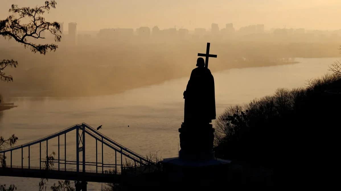 Dawn breaks over the Dnipro River in Kyiv, 1 January 2025. Photo: Valentyn Ogirenko / Reuters / Scanpix / LETA