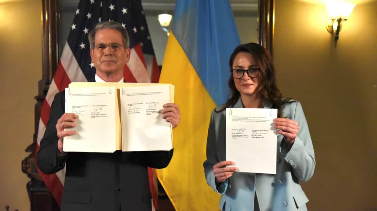 Министр финансов США Скотт Бессент и первый вице-премьер Украины Юлия Свириденко после подписания соглашения о «недрах», Вашингтон, 30 апреля 2025 года. Фото: Юлия Свириденко / Facebook