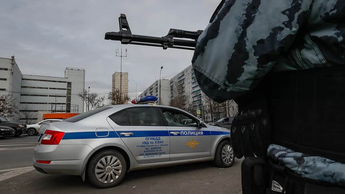 Сотрудники полиции патрулирующие улицу после теракта на концертной площадке "Крокус Сити Холл", спустя четыре дня после теракта в Красногорске, Подмосковье, Россия, 26 марта 2024 года. Фото: Юрий Кочетков/EPA-EFE